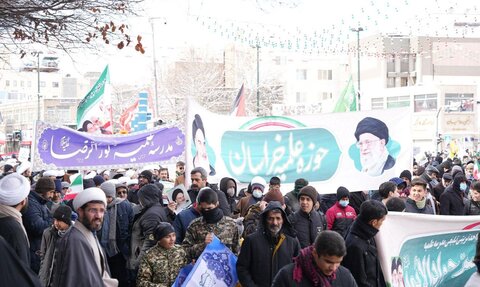  حضور پرشور حوزویان مشهد در راهپیمایی ۲۲ بهمن؛ تجدید بیعت با آرمان‌های انقلاب