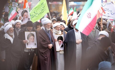  حضور پرشور حوزویان مشهد در راهپیمایی ۲۲ بهمن؛ تجدید بیعت با آرمان‌های انقلاب