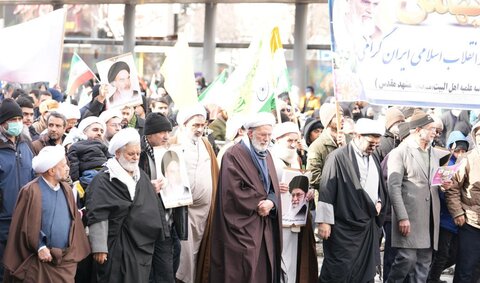  حضور پرشور حوزویان مشهد در راهپیمایی ۲۲ بهمن؛ تجدید بیعت با آرمان‌های انقلاب