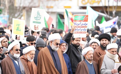 حضور پرشور حوزویان مشهد در راهپیمایی ۲۲ بهمن؛ تجدید بیعت با آرمان‌های انقلاب
