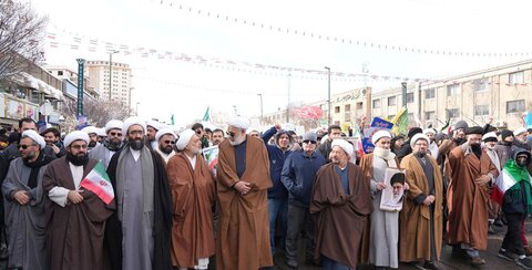  حضور پرشور حوزویان مشهد در راهپیمایی ۲۲ بهمن؛ تجدید بیعت با آرمان‌های انقلاب