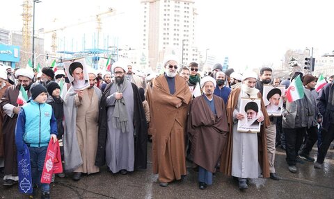  حضور پرشور حوزویان مشهد در راهپیمایی ۲۲ بهمن؛ تجدید بیعت با آرمان‌های انقلاب