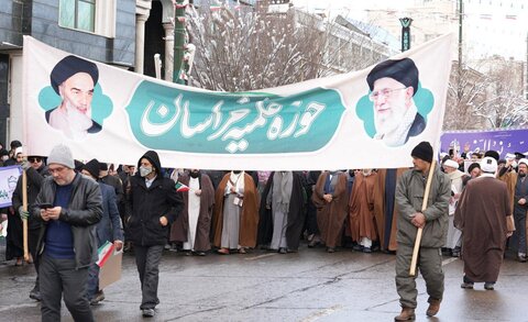  حضور پرشور حوزویان مشهد در راهپیمایی ۲۲ بهمن؛ تجدید بیعت با آرمان‌های انقلاب