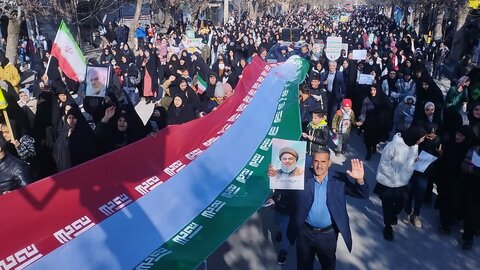 تصاویری از حضور حماسی مردم نورآباد در راهپیمایی یوم الله ۲۲ بهمن