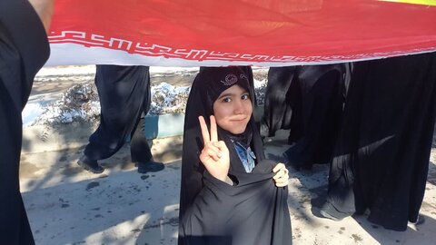 تصاویری از حضور کادر و طلاب مدرسه علمیه معصومیه تفرش در یوم الله ۲۲ بهمن