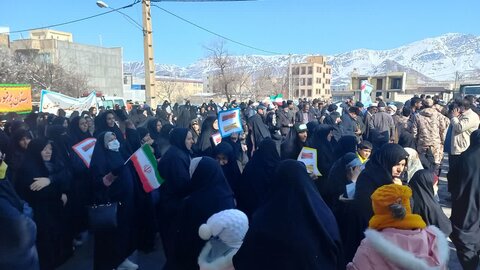 تصاویری از حضور کادر و طلاب مدرسه علمیه معصومیه تفرش در یوم الله ۲۲ بهمن