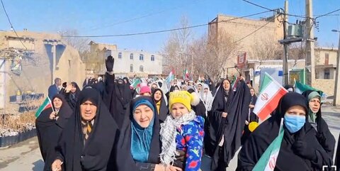 تصاویر/حضور طلاب و کادر مدرسه علمیه مهدیه خنداب در راهپیمایی ۲۲بهمن