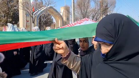 تصاویر/حضور طلاب و کادر مدرسه علمیه مهدیه خنداب در راهپیمایی ۲۲بهمن