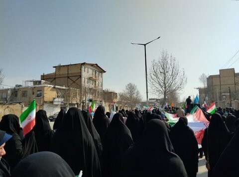 تصاویر/حضور طلاب و کادر مدرسه علمیه مهدیه خنداب در راهپیمایی ۲۲بهمن