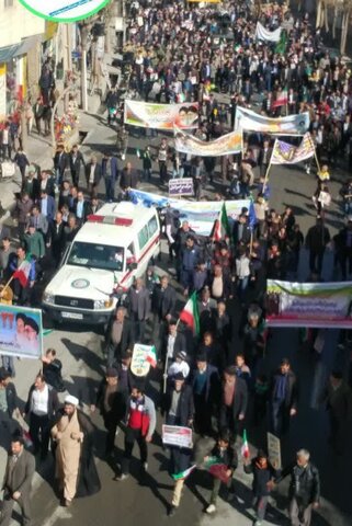 تصاویر/حضور طلاب و کادر مدرسه علمیه مهدیه خنداب در راهپیمایی ۲۲بهمن