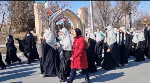 تصاویر/حضور طلاب و کادر مدرسه علمیه مهدیه خنداب در راهپیمایی ۲۲بهمن