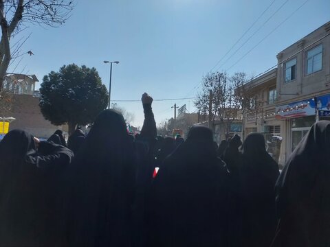 تصاویر/حضور طلاب و کادر مدرسه علمیه مهدیه خنداب در راهپیمایی ۲۲بهمن