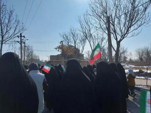 تصاویر/حضور طلاب و کادر مدرسه علمیه مهدیه خنداب در راهپیمایی ۲۲بهمن