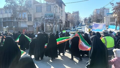 تصاویر/حضور طلاب و کادر مدرسه علمیه مهدیه خنداب در راهپیمایی ۲۲بهمن