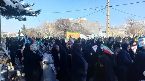 تصاویر/حضور طلاب و کادر مدرسه علمیه مهدیه خنداب در راهپیمایی ۲۲بهمن