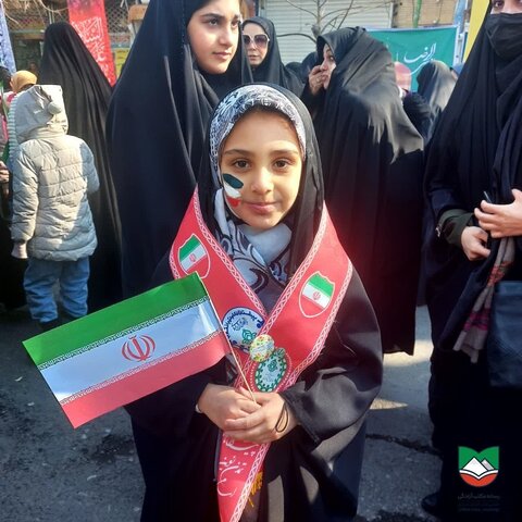 تصاویر/حضور پر شور کودکان ساوجی در راهپیمایی۲۲ بهمن