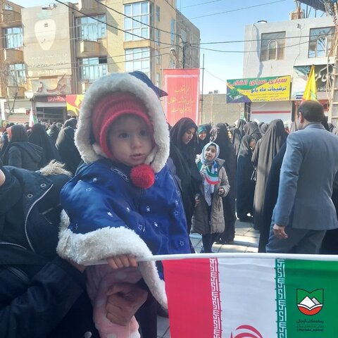 تصاویر/حضور پر شور کودکان ساوجی در راهپیمایی۲۲ بهمن