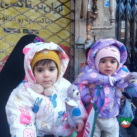 تصاویر/حضور پر شور کودکان ساوجی در راهپیمایی۲۲ بهمن