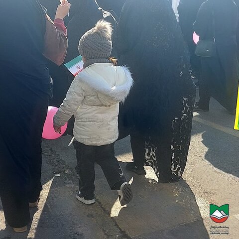 تصاویر/حضور پر شور کودکان ساوجی در راهپیمایی۲۲ بهمن
