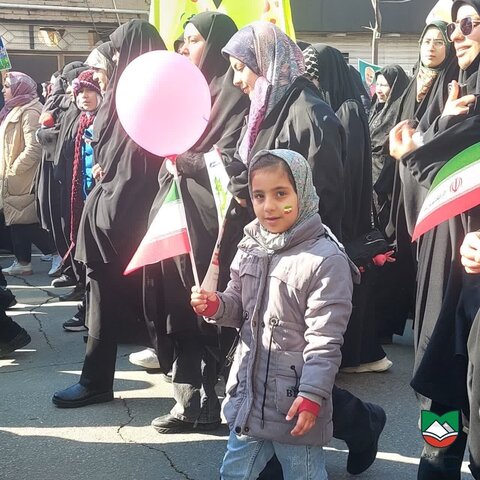 تصاویر/حضور پر شور کودکان ساوجی در راهپیمایی۲۲ بهمن
