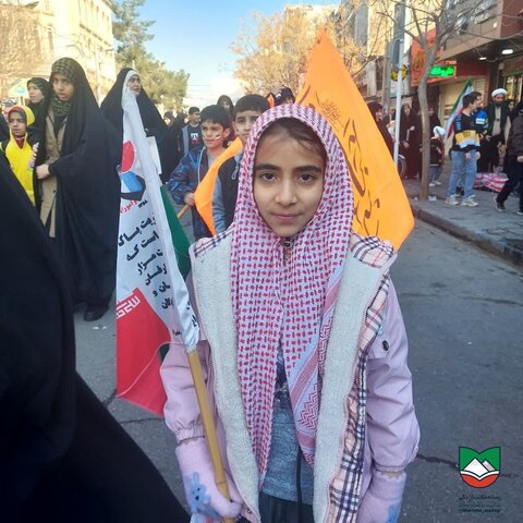 تصاویر/حضور پر شور کودکان ساوجی در راهپیمایی۲۲ بهمن