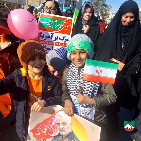 تصاویر/حضور پر شور کودکان ساوجی در راهپیمایی۲۲ بهمن