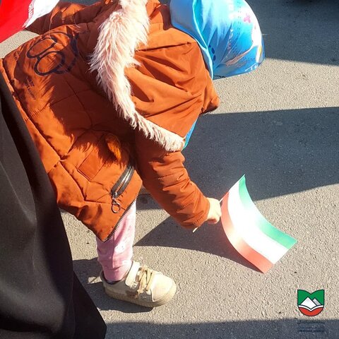 تصاویر/حضور پر شور کودکان ساوجی در راهپیمایی۲۲ بهمن