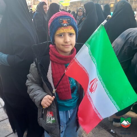 تصاویر/حضور پر شور کودکان ساوجی در راهپیمایی۲۲ بهمن