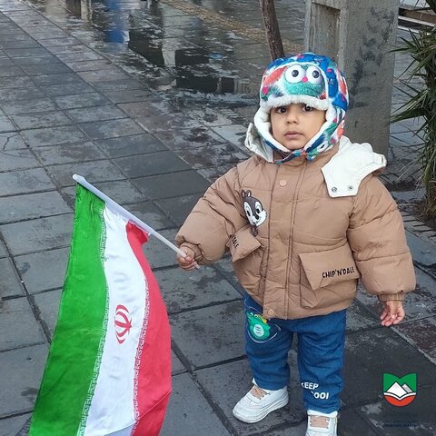 تصاویر/حضور پر شور کودکان ساوجی در راهپیمایی۲۲ بهمن