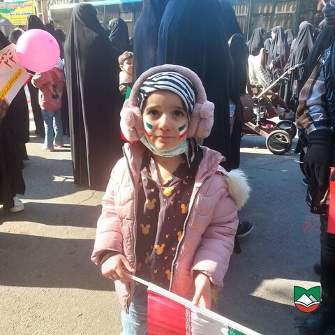 تصاویر/حضور پر شور کودکان ساوجی در راهپیمایی۲۲ بهمن