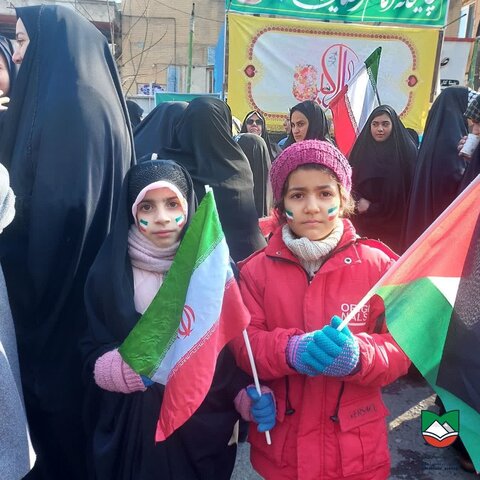 تصاویر/حضور پر شور کودکان ساوجی در راهپیمایی۲۲ بهمن