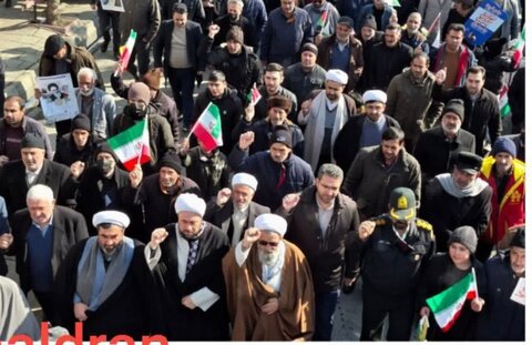 تصاویر/ راهپمایی مردم شهرستان چالدران در یوم الله 22 بهمن