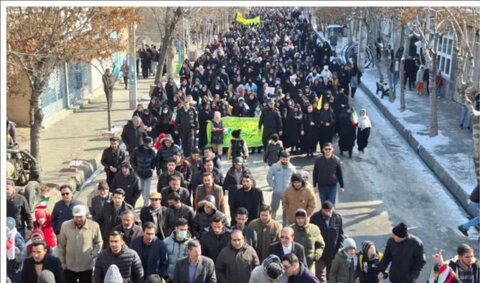 تصاویر/ راهپمایی مردم شهرستان چالدران در یوم الله 22 بهمن