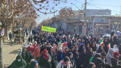 تصاویر/ راهپمایی مردم شهرستان چالدران در یوم الله 22 بهمن