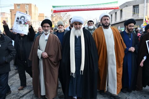 تصاویر/ حضور روحانیون شیعه و اهل سنت ارومیه در راهپیمایی یوم الله 22 بهمن