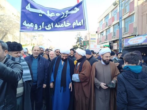 تصاویر/ حضور روحانیون شیعه و اهل سنت ارومیه در راهپیمایی یوم الله 22 بهمن