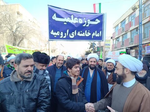 تصاویر/ حضور روحانیون شیعه و اهل سنت ارومیه در راهپیمایی یوم الله 22 بهمن