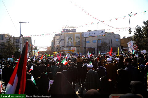 Photos/ Participation enthousiaste des habitants de Qom à la marche du 22 Bahman