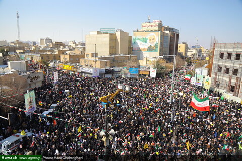 Photos/ Participation enthousiaste des habitants de Qom à la marche du 22 Bahman