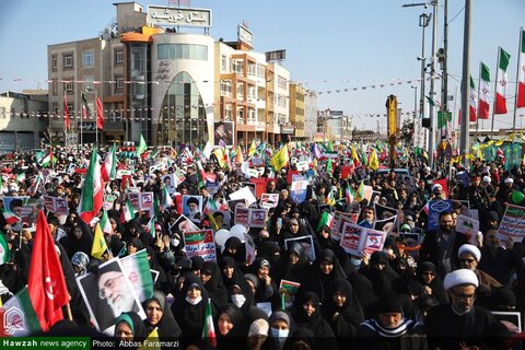 Photos/ Participation enthousiaste des habitants de Qom à la marche du 22 Bahman