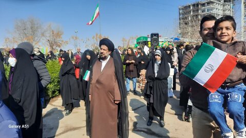 تصاویر/ حضور طلاب و اساتید مدرسه علمیه آیت‌الله مدنی (ره) کاشان در راهپیمایی یوم‌الله ۲۲ بهمن