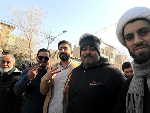 تصاویر/ حضور طلاب و اساتید مدرسه علمیه آیت‌الله مدنی (ره) کاشان در راهپیمایی یوم‌الله ۲۲ بهمن