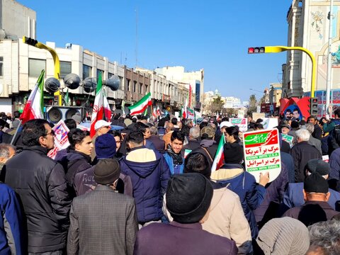 تصاویر/ حضور طلاب و اساتید مدرسه علمیه آیت‌الله مدنی (ره) کاشان در راهپیمایی یوم‌الله ۲۲ بهمن