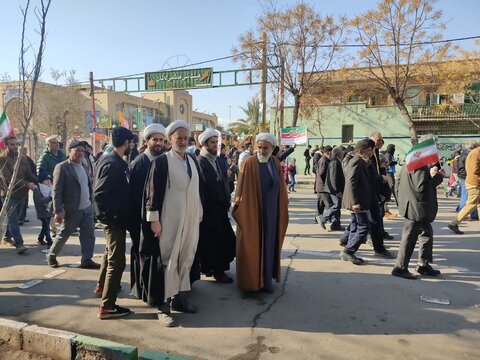 تصاویر/ حضور طلاب و اساتید مدرسه علمیه آیت‌الله مدنی (ره) کاشان در راهپیمایی یوم‌الله ۲۲ بهمن