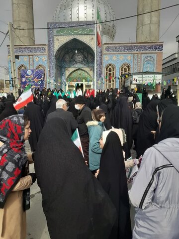 تصاویر/حضور پر شور طلاب مدرسه علمیه هاجر خمین راهپیمایی ۲۲بهمن