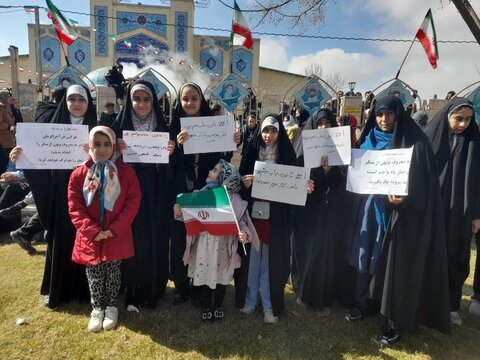 تصاویر/حضور پر شور طلاب مدرسه علمیه هاجر خمین راهپیمایی ۲۲بهمن