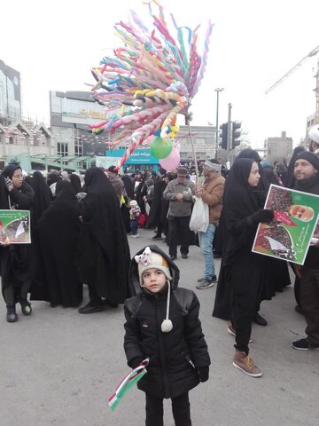 تصاویر/حضور پر شور طلاب مدرسه علمیه هاجر خمین راهپیمایی ۲۲بهمن