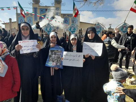 تصاویر/حضور پر شور طلاب مدرسه علمیه هاجر خمین راهپیمایی ۲۲بهمن