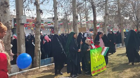 تصاویر/حضور پر شور طلاب مدرسه علمیه هاجر خمین راهپیمایی ۲۲بهمن