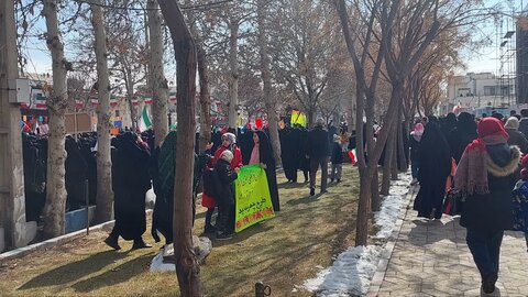 تصاویر/حضور پر شور طلاب مدرسه علمیه هاجر خمین راهپیمایی ۲۲بهمن